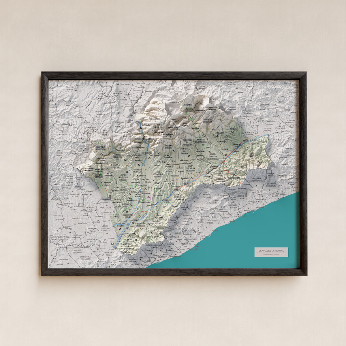 Mapa de relieve del Vallès Oriental, con el territorio en color y el entorno en blanco. Presentación con marco. 30 × 40 cm. Estilo Cartográfico.