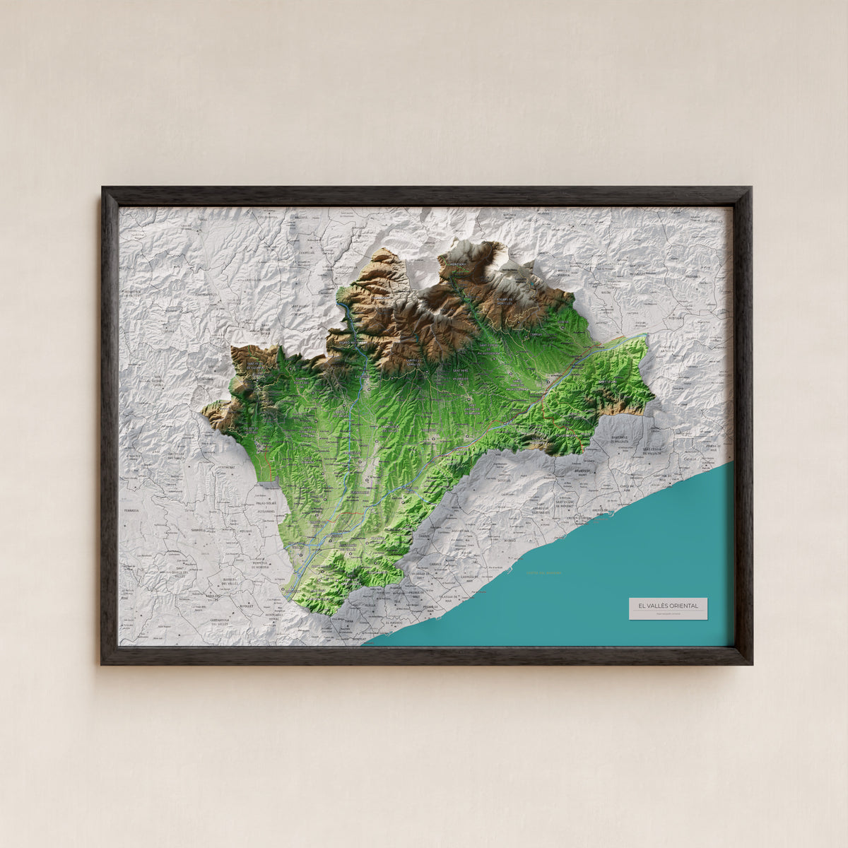 Mapa de relieve del Vallès Oriental, con el territorio en color y el entorno en blanco. Presentación con marco. 50 × 70 cm. Estilo Clásico.