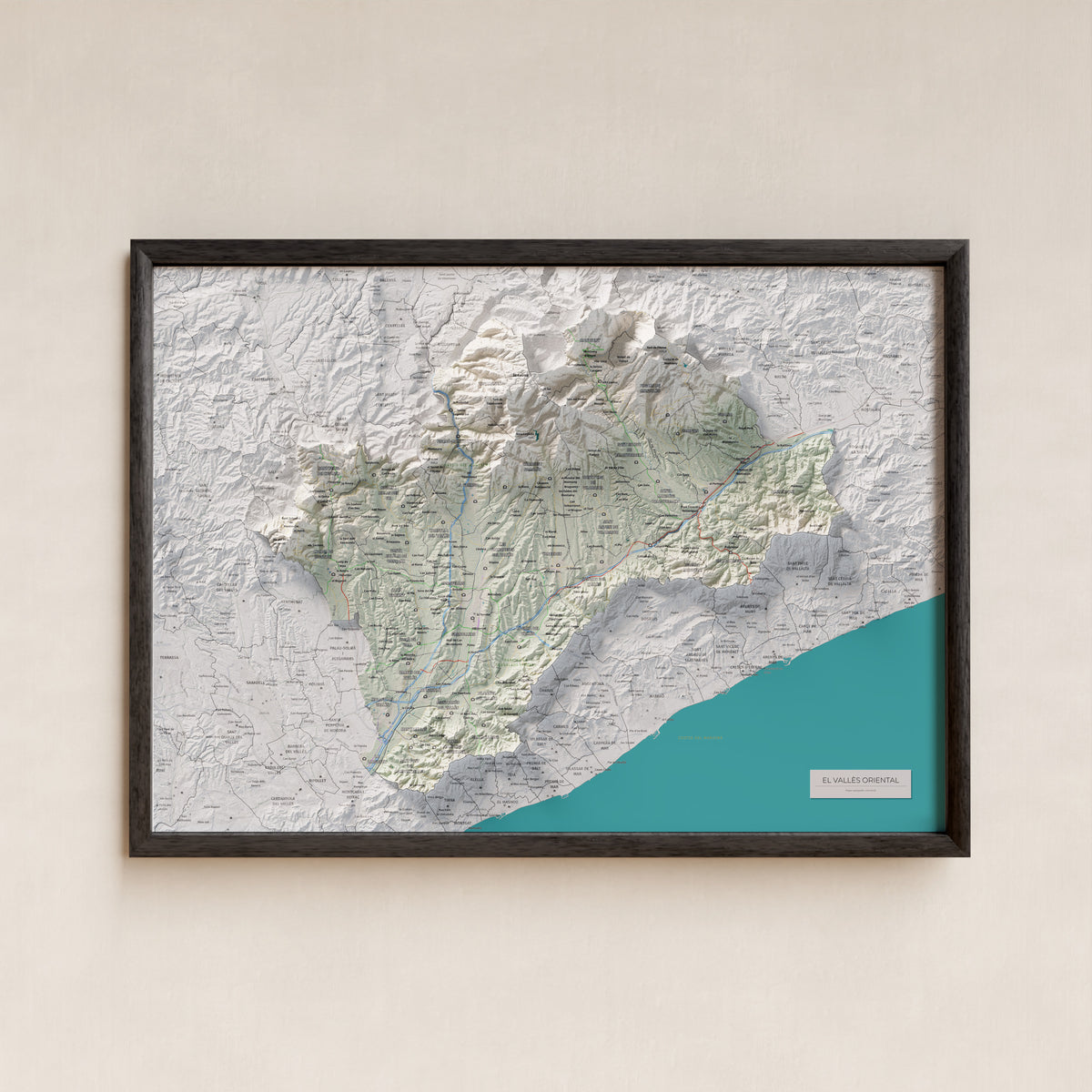 Mapa de relieve del Vallès Oriental, con el territorio en color y el entorno en blanco. Presentación con marco. 50 × 70 cm. Estilo Cartográfico.