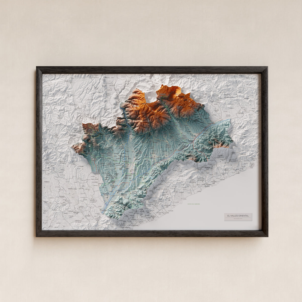Mapa de relieve del Vallès Oriental, con el territorio en color y el entorno en blanco. Presentación con marco. 50 × 70 cm. Estilo Azul y naranja.