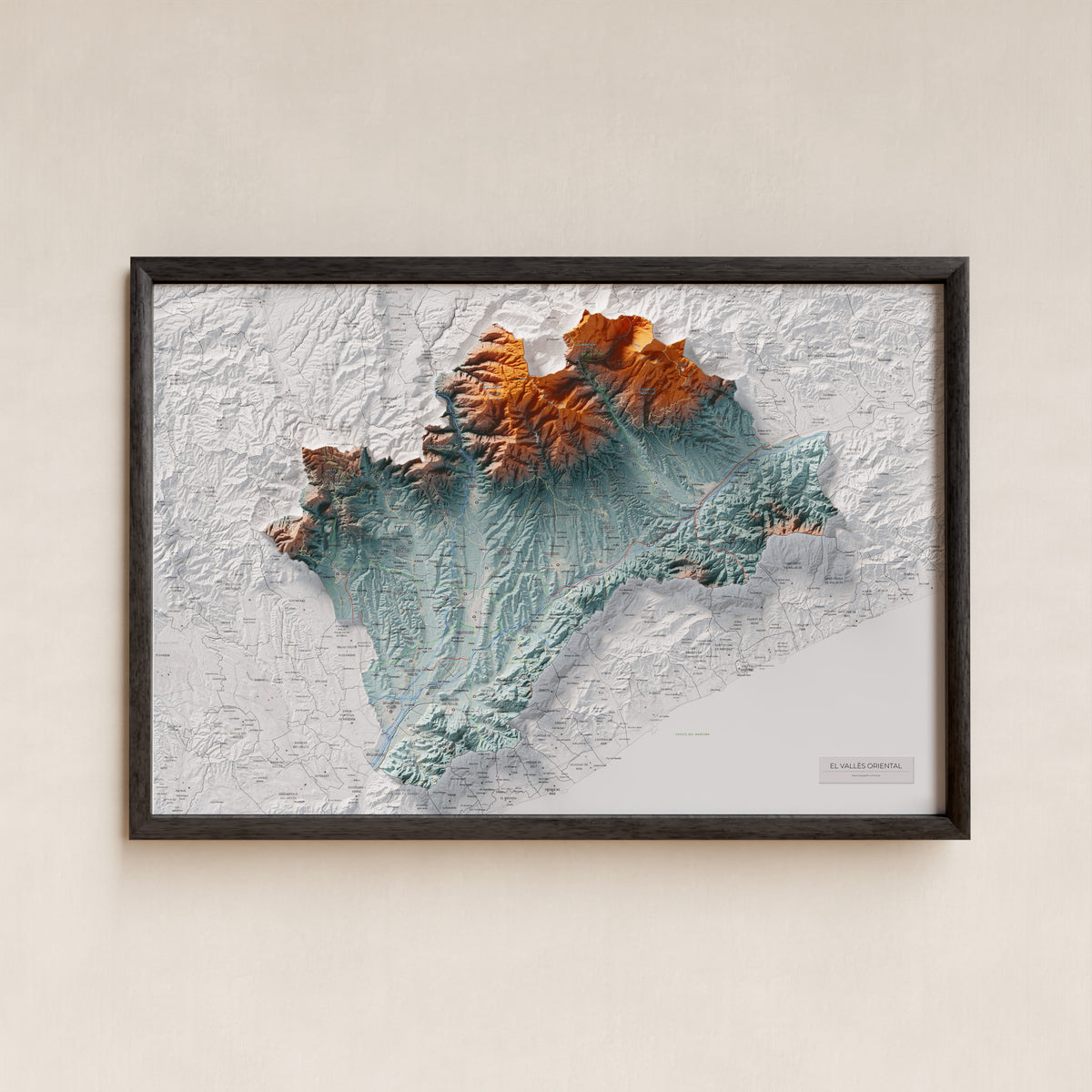 Mapa de relieve del Vallès Oriental, con el territorio en color y el entorno en blanco. Presentación con marco. 61 × 91 cm. Estilo Azul y naranja.