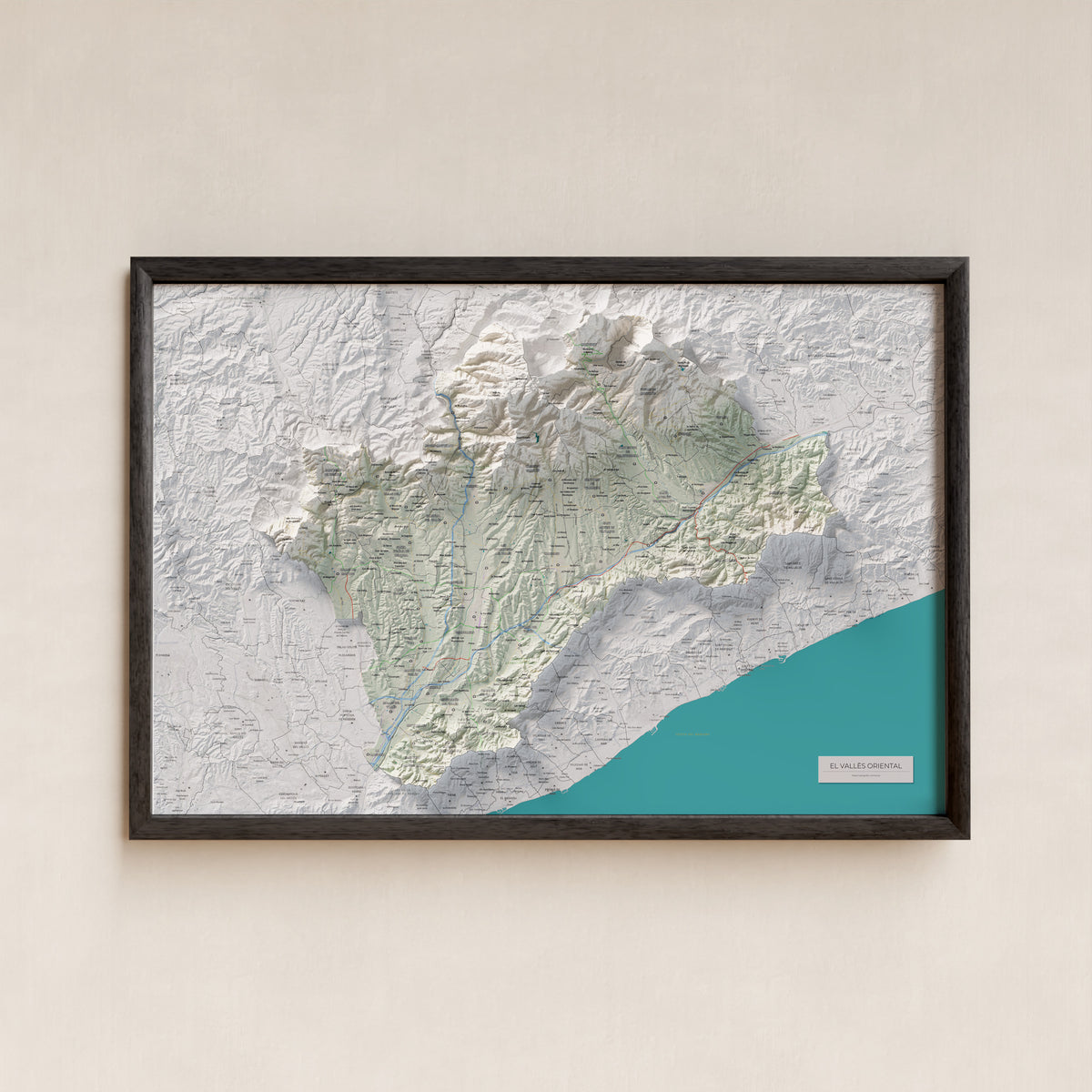 Mapa de relieve del Vallès Oriental, con el territorio en color y el entorno en blanco. Presentación con marco. 61 × 91 cm. Estilo Cartográfico.