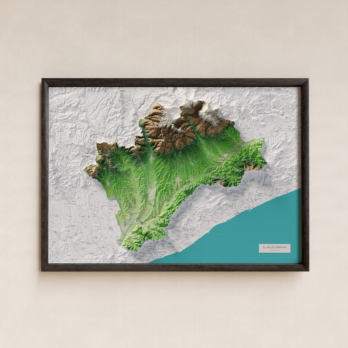 Mapa de relieve del Vallès Oriental, con el territorio en color y el entorno en blanco. Presentación con marco. 70 × 100 cm. Estilo Clásico.