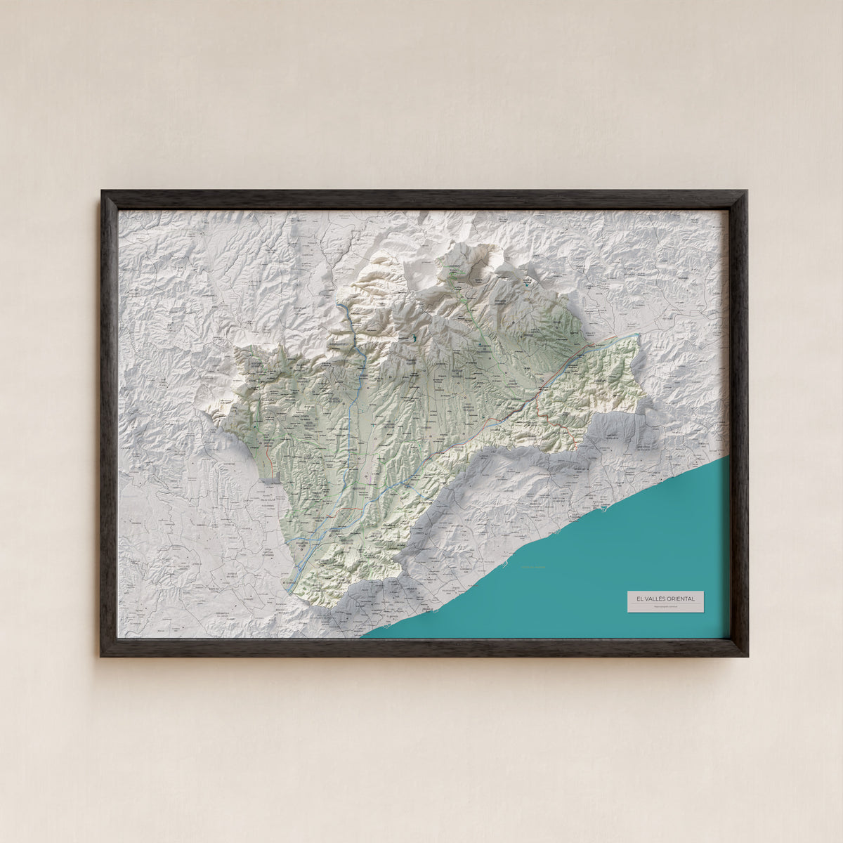 Mapa de relieve del Vallès Oriental, con el territorio en color y el entorno en blanco. Presentación con marco. 70 × 100 cm. Estilo Cartográfico.