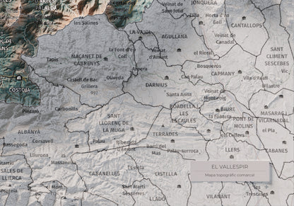 Mapa de relieve del Vallespir, con el territorio en color y el entorno en blanco. Detalle de la zona inferior derecha. 21 × 30 cm. Estilo Azul y naranja.