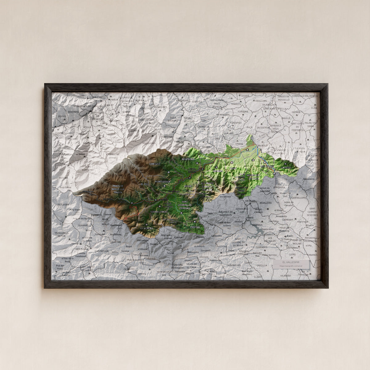 Mapa de relieve del Vallespir, con el territorio en color y el entorno en blanco. Presentación con marco. 21 × 30 cm. Estilo Clásico.