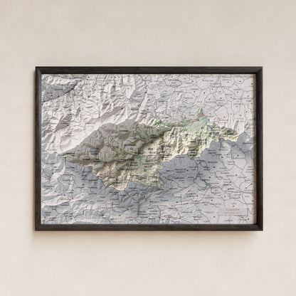 Mapa de relieve del Vallespir, con el territorio en color y el entorno en blanco. Presentación con marco. 21 × 30 cm. Estilo Cartográfico.