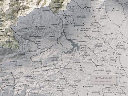 Mapa de relieve del Vallespir, con el territorio en color y el entorno en blanco. Detalle de la zona inferior derecha. 30 × 40 cm. Estilo Cartográfico.