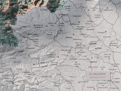 Mapa de relieve del Vallespir, con el territorio en color y el entorno en blanco. Detalle de la zona inferior derecha. 30 × 40 cm. Estilo Azul y naranja.