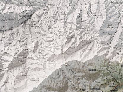 Mapa de relieve del Vallespir, con el territorio en color y el entorno en blanco. Detalle de la zona superior izquierda. 30 × 40 cm. Estilo Cartográfico.