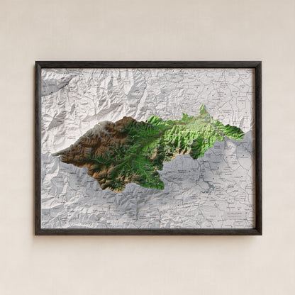 Mapa de relieve del Vallespir, con el territorio en color y el entorno en blanco. Presentación con marco. 30 × 40 cm. Estilo Clásico.