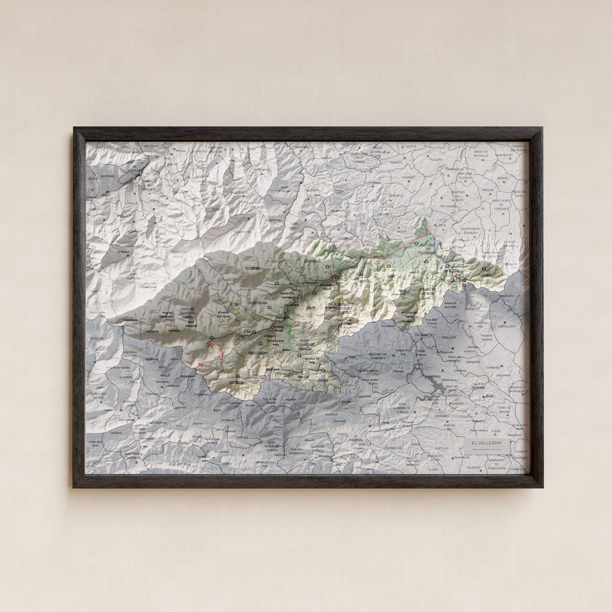 Mapa de relieve del Vallespir, con el territorio en color y el entorno en blanco. Presentación con marco. 30 × 40 cm. Estilo Cartográfico.