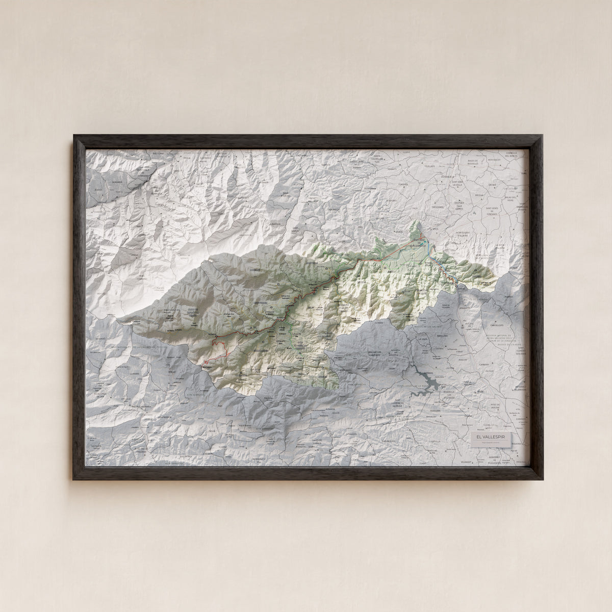 Mapa de relieve del Vallespir, con el territorio en color y el entorno en blanco. Presentación con marco. 50 × 70 cm. Estilo Cartográfico.