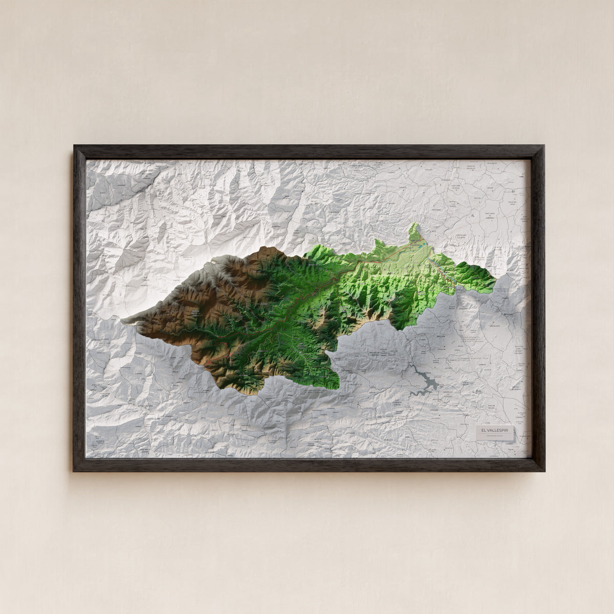 Mapa de relieve del Vallespir, con el territorio en color y el entorno en blanco. Presentación con marco. 61 × 91 cm. Estilo Clásico.