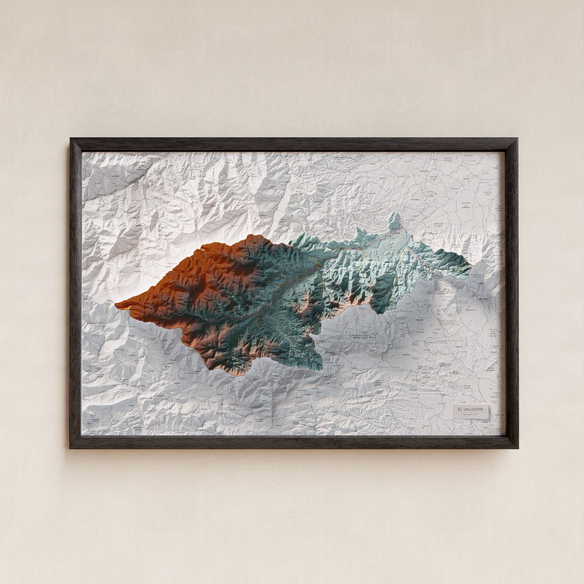 Mapa de relieve del Vallespir, con el territorio en color y el entorno en blanco. Presentación con marco. 61 × 91 cm. Estilo Azul y naranja.