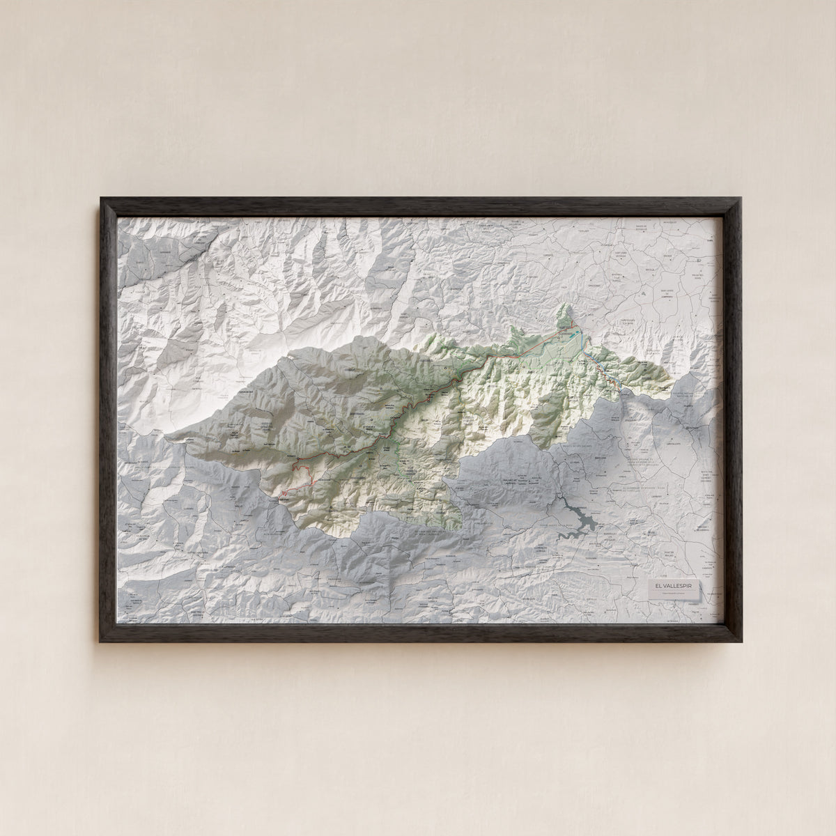 Mapa de relieve del Vallespir, con el territorio en color y el entorno en blanco. Presentación con marco. 61 × 91 cm. Estilo Cartográfico.