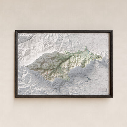 Mapa de relieve del Vallespir, con el territorio en color y el entorno en blanco. Presentación con marco. 61 × 91 cm. Estilo Cartográfico.