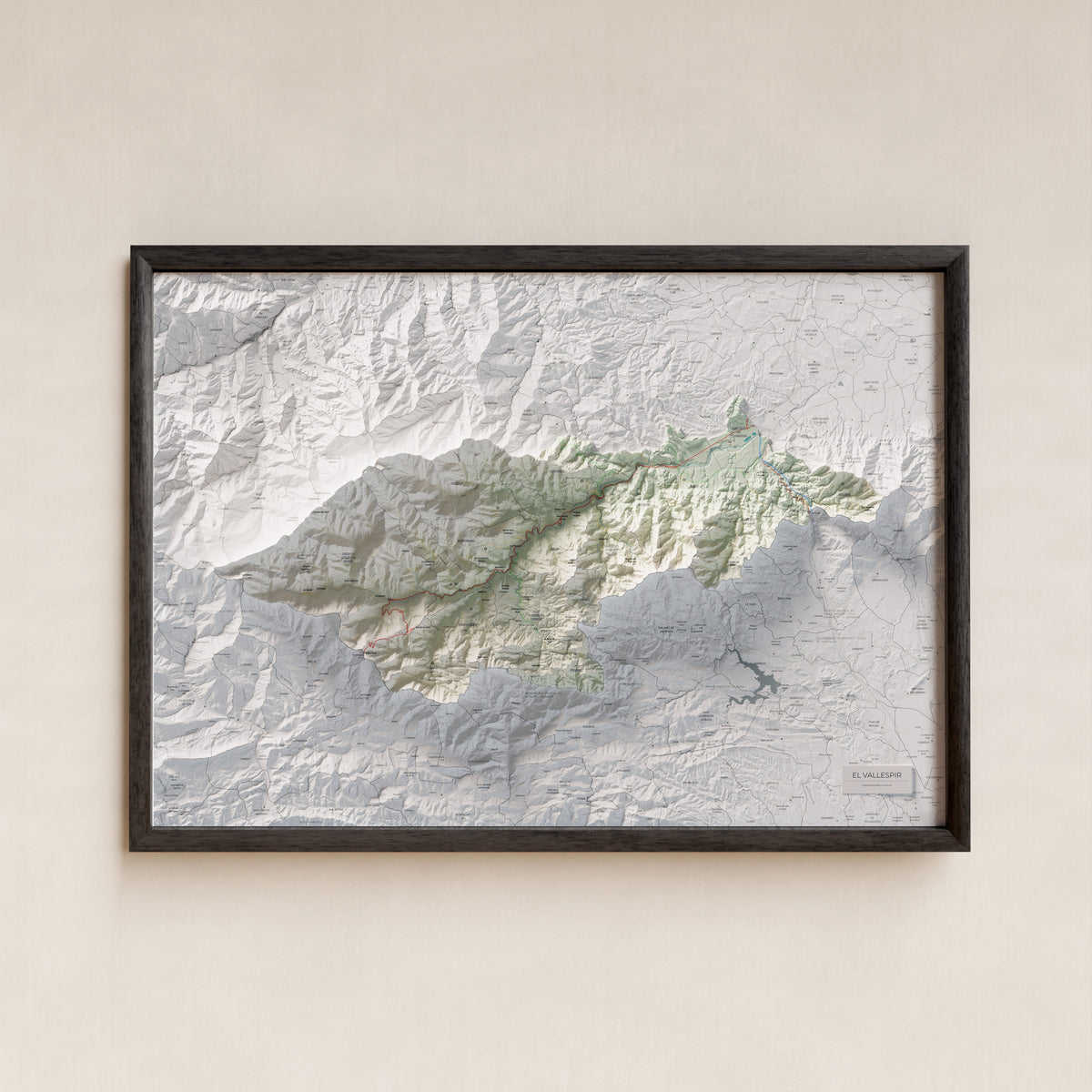 Mapa de relieve del Vallespir, con el territorio en color y el entorno en blanco. Presentación con marco. 70 × 100 cm. Estilo Cartográfico.