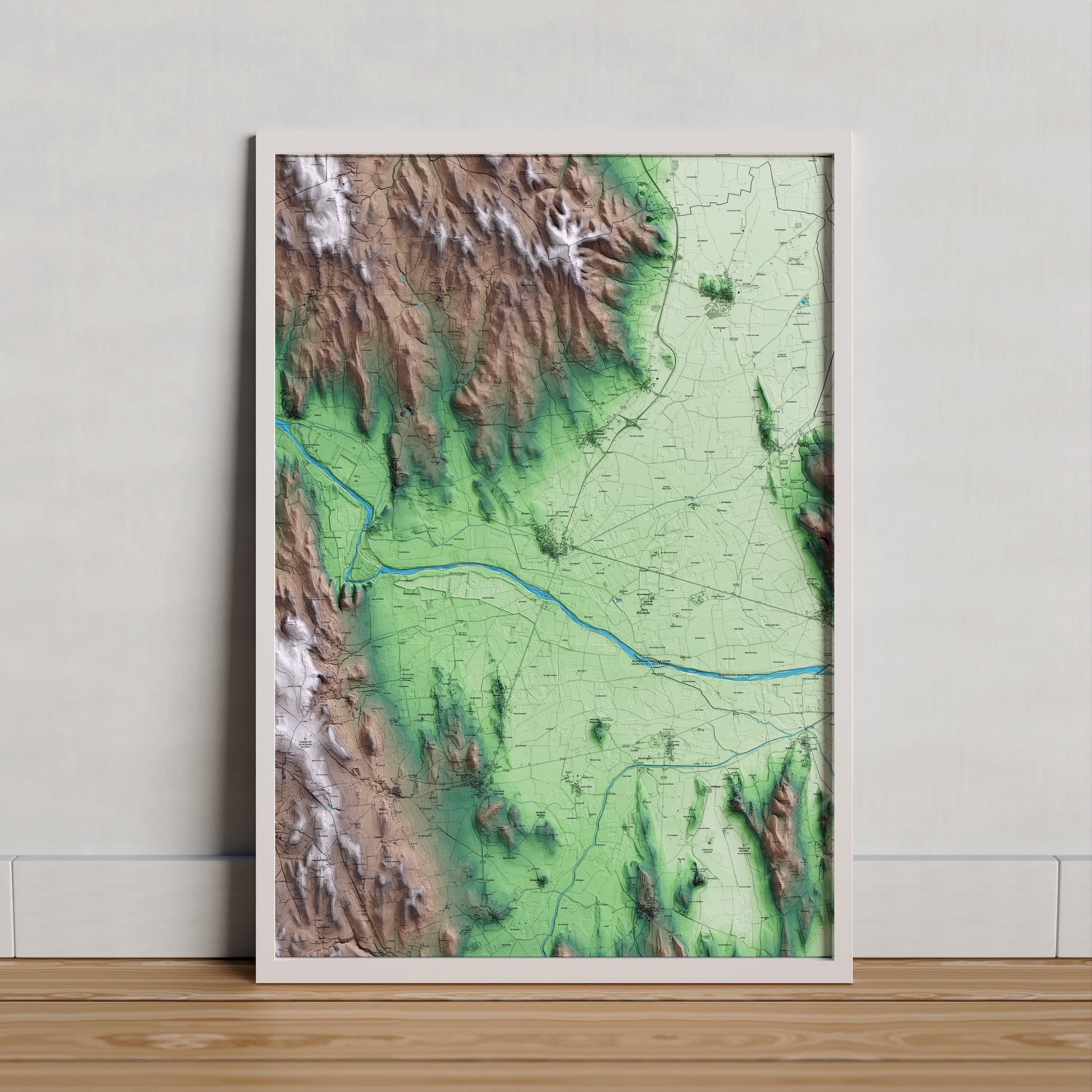 Mapa artístico del relieve de Verges, al Baix Empordà, con 15 km de entorno y base topográfica ICGC. Presentación enmarcada.