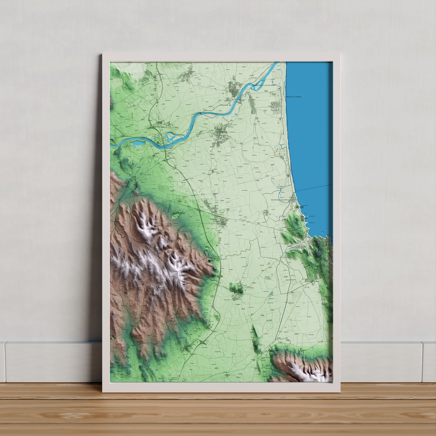 Mapa artístico del relieve de Viladamat, al Alt Empordà, con 15 km de entorno y base topográfica ICGC. Presentación enmarcada.