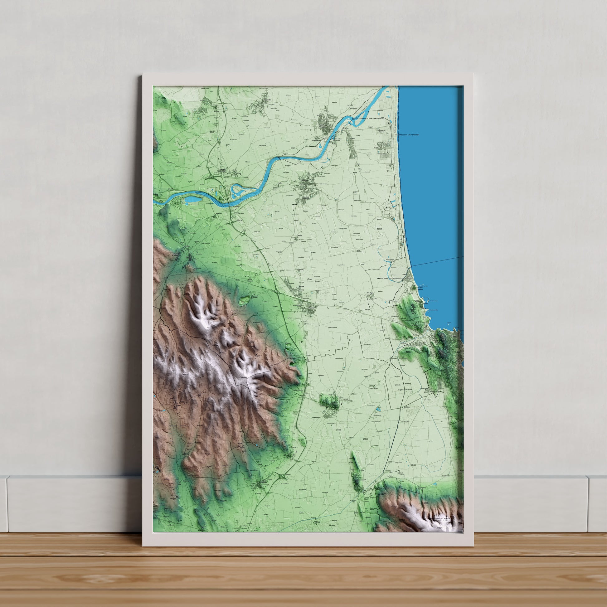 Mapa artístico del relieve de Viladamat, al Alt Empordà, con 15 km de entorno y base topográfica ICGC. Presentación enmarcada.