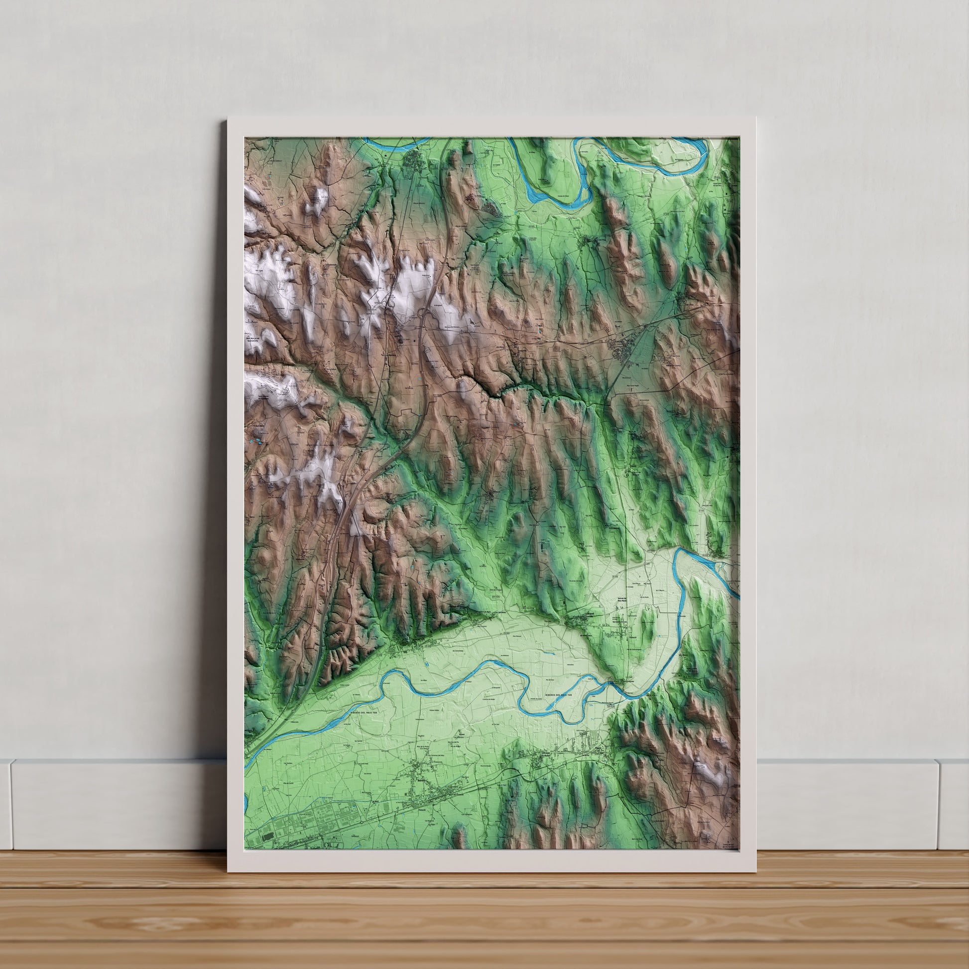 Mapa artístico del relieve de Viladasens, al Gironès, con 15 km de entorno y base topográfica ICGC. Presentación enmarcada.