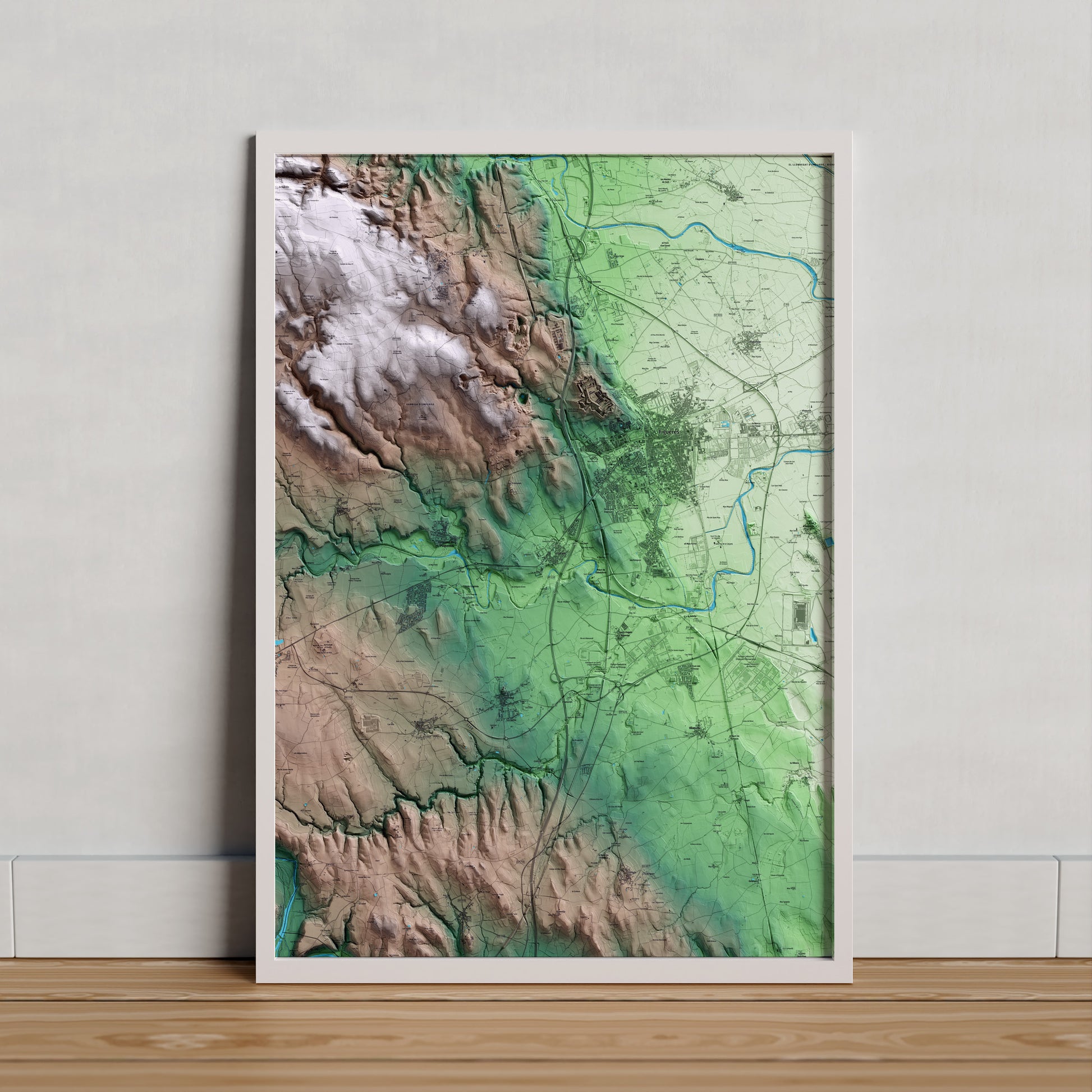 Mapa artístico del relieve de Vilafant, al Alt Empordà, con 15 km de entorno y base topográfica ICGC. Presentación enmarcada.