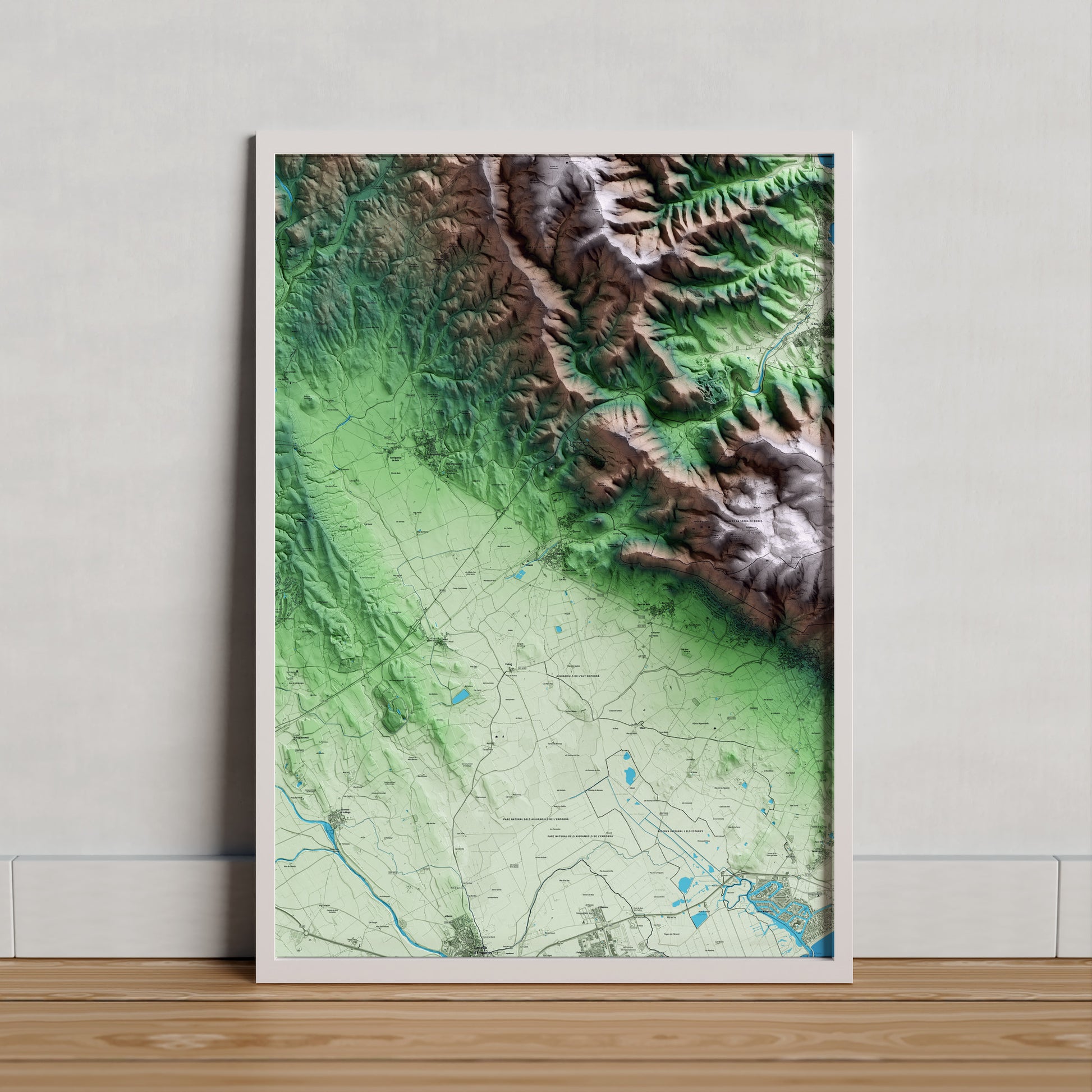 Mapa artístico del relieve de Vilajuïga, al Alt Empordà, con 15 km de entorno y base topográfica ICGC. Presentación enmarcada.