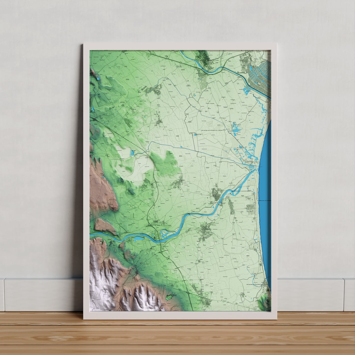 Mapa artístico del relieve de Vilamacolum, al Alt Empordà, con 15 km de entorno y base topográfica ICGC. Presentación enmarcada.