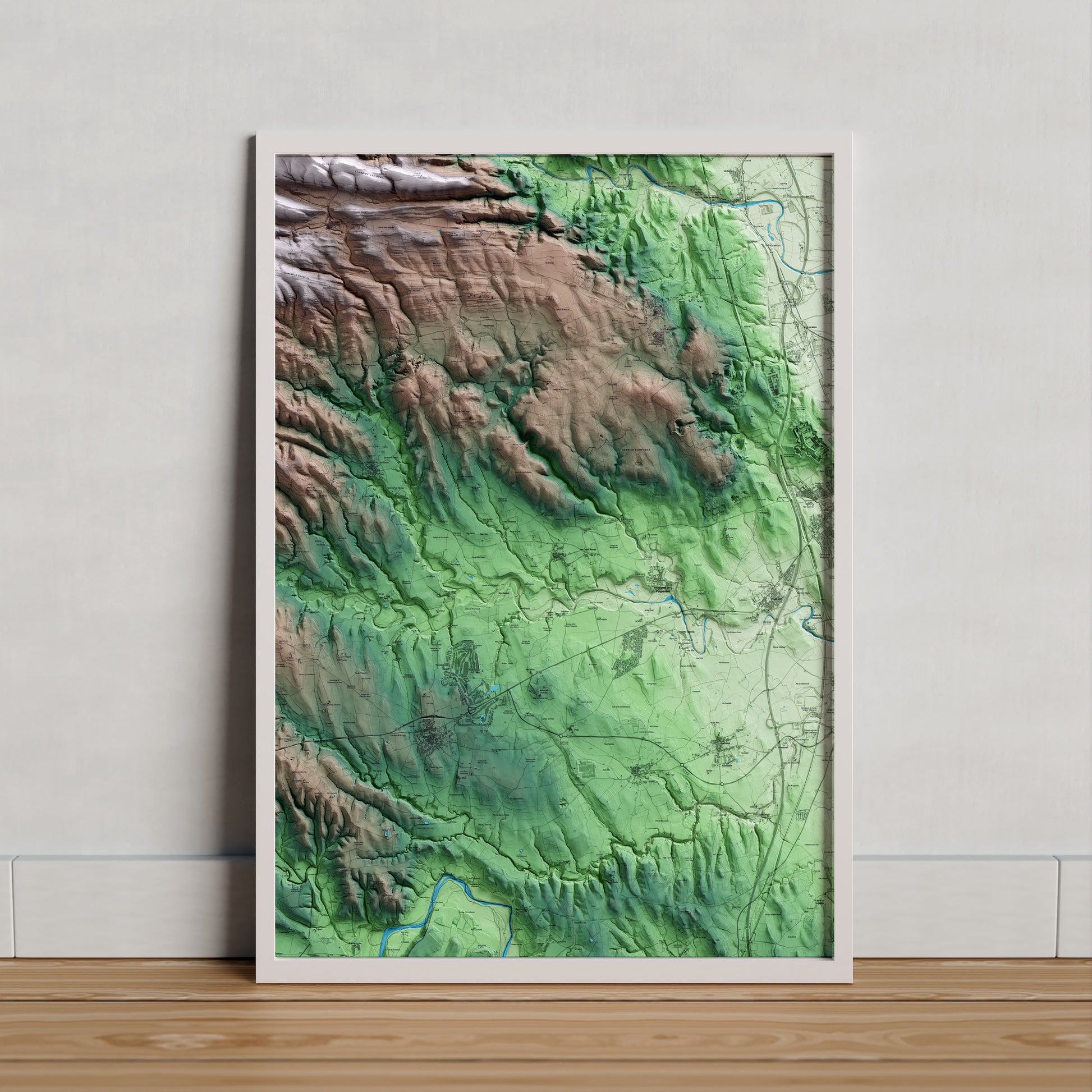 Mapa artístico del relieve de Vilanant, al Alt Empordà, con 15 km de entorno y base topográfica ICGC. Presentación enmarcada.