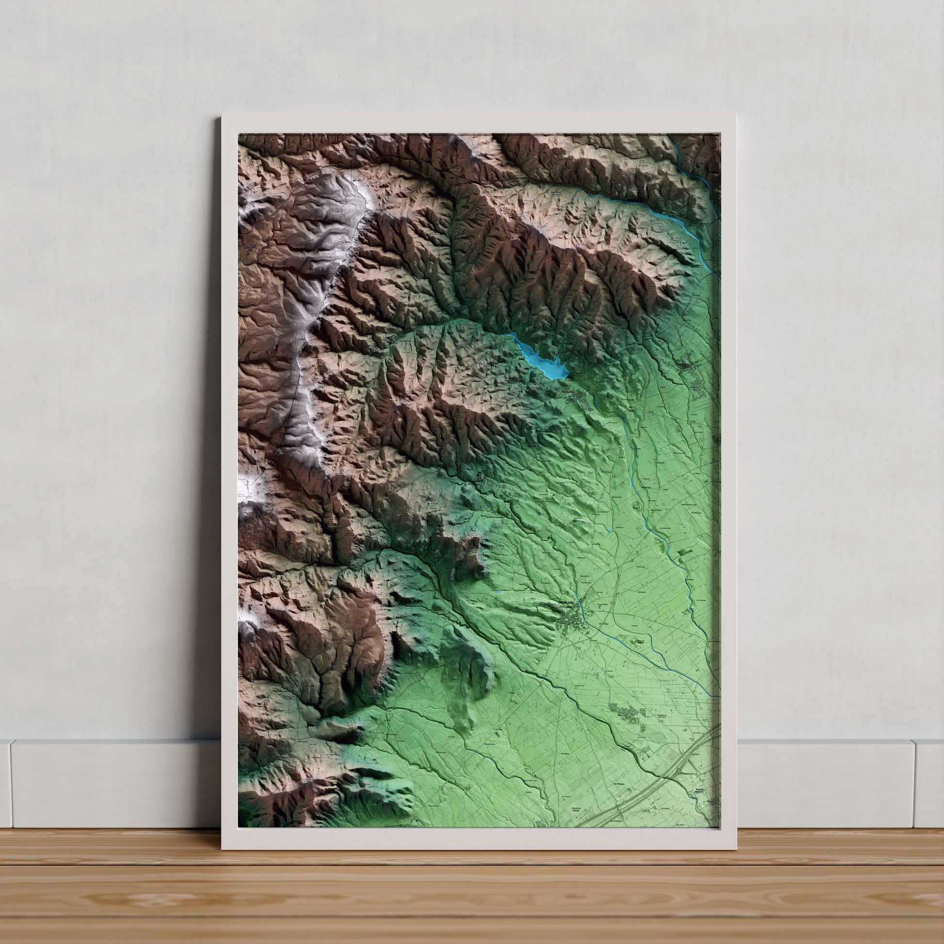 Mapa artístico del relieve de Vilanova d'Escornalbou, al Baix Camp, con 15 km de entorno y base topográfica ICGC. Presentación enmarcada.