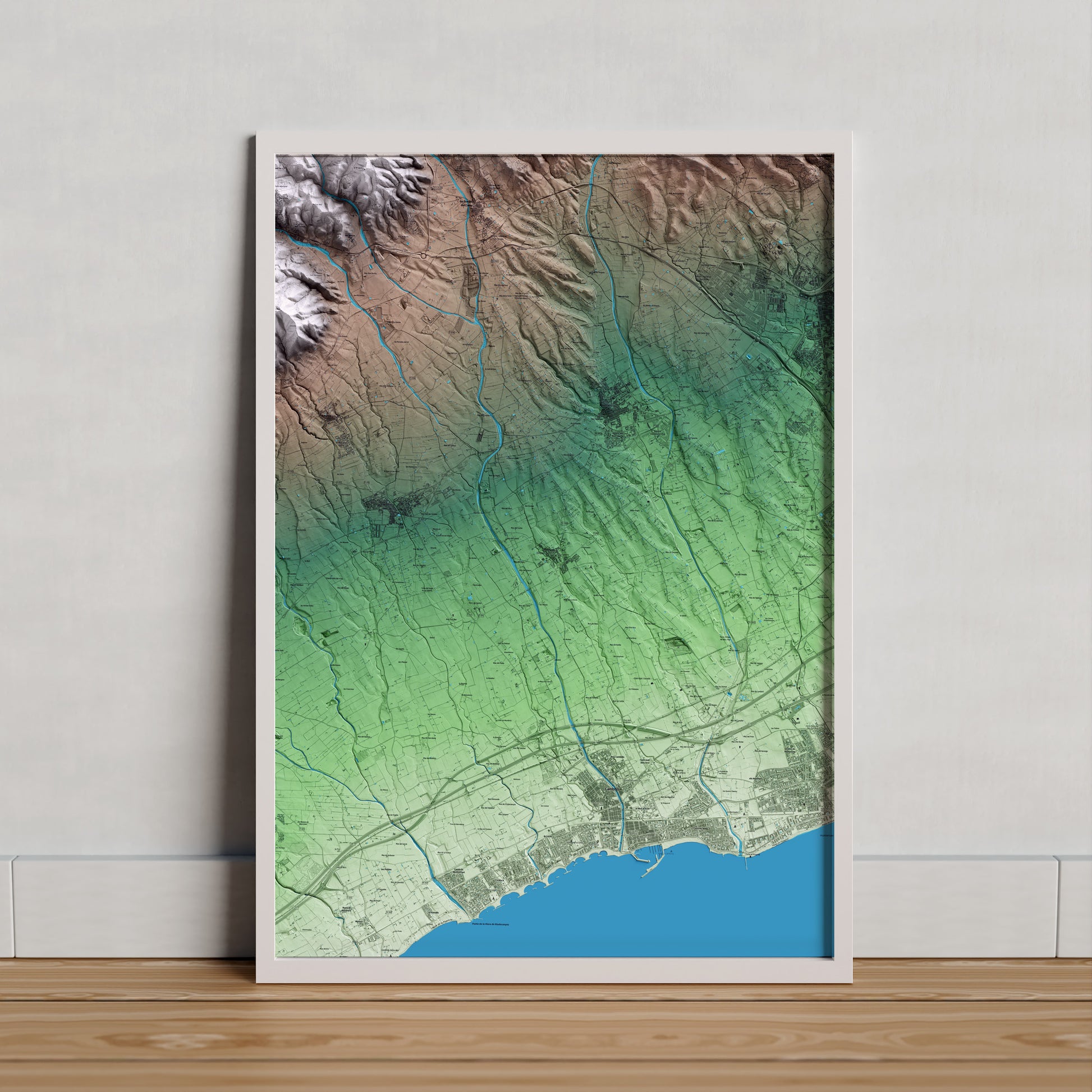 Mapa artístico del relieve de Vinyols i els Arcs, al Baix Camp, con 15 km de entorno y base topográfica ICGC. Presentación enmarcada.