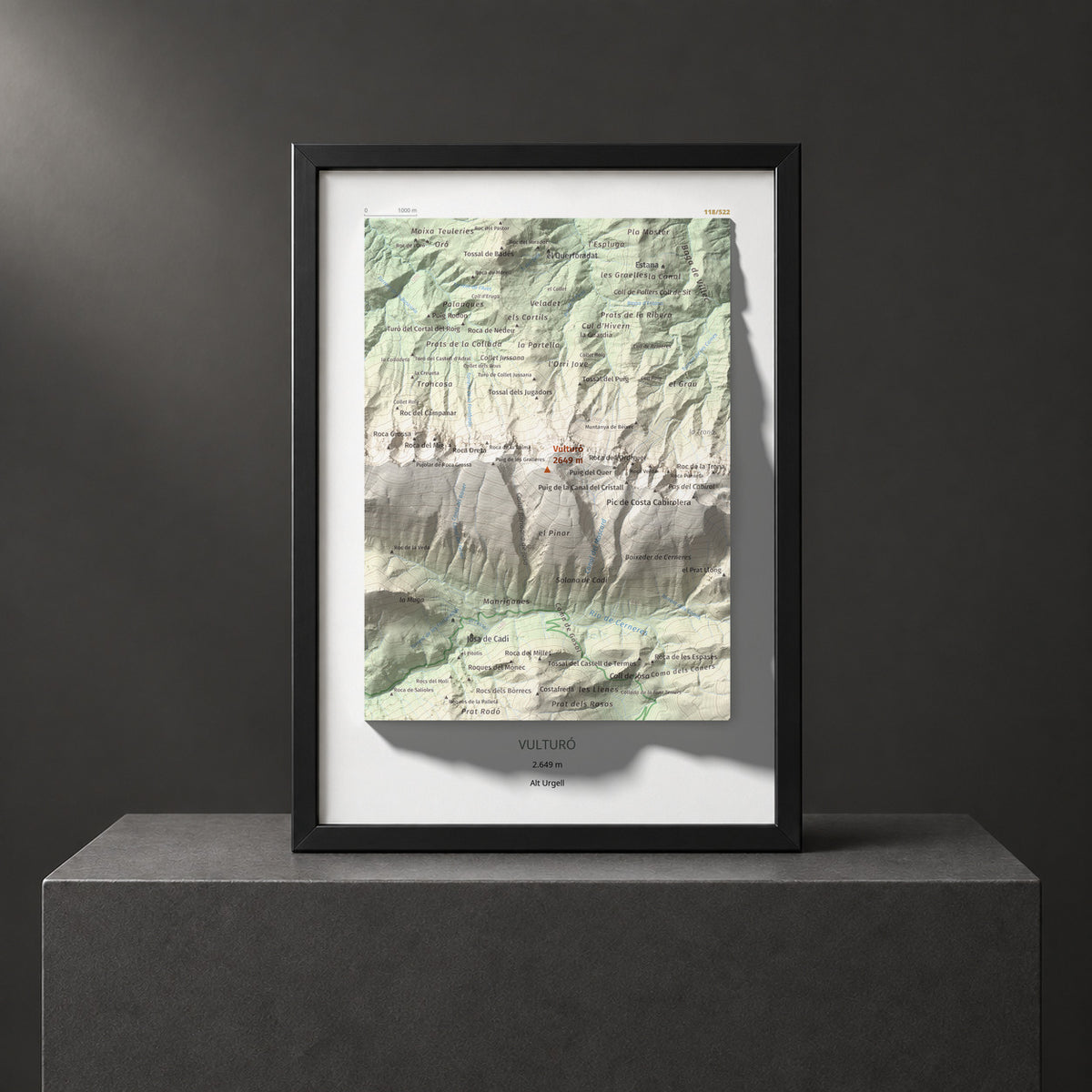 Mapa de relieve de Vulturó, 2649 m, Alt Urgell, lámina 100 Cims de Trobart. Presentación enmarcada. 21 × 30 cm.