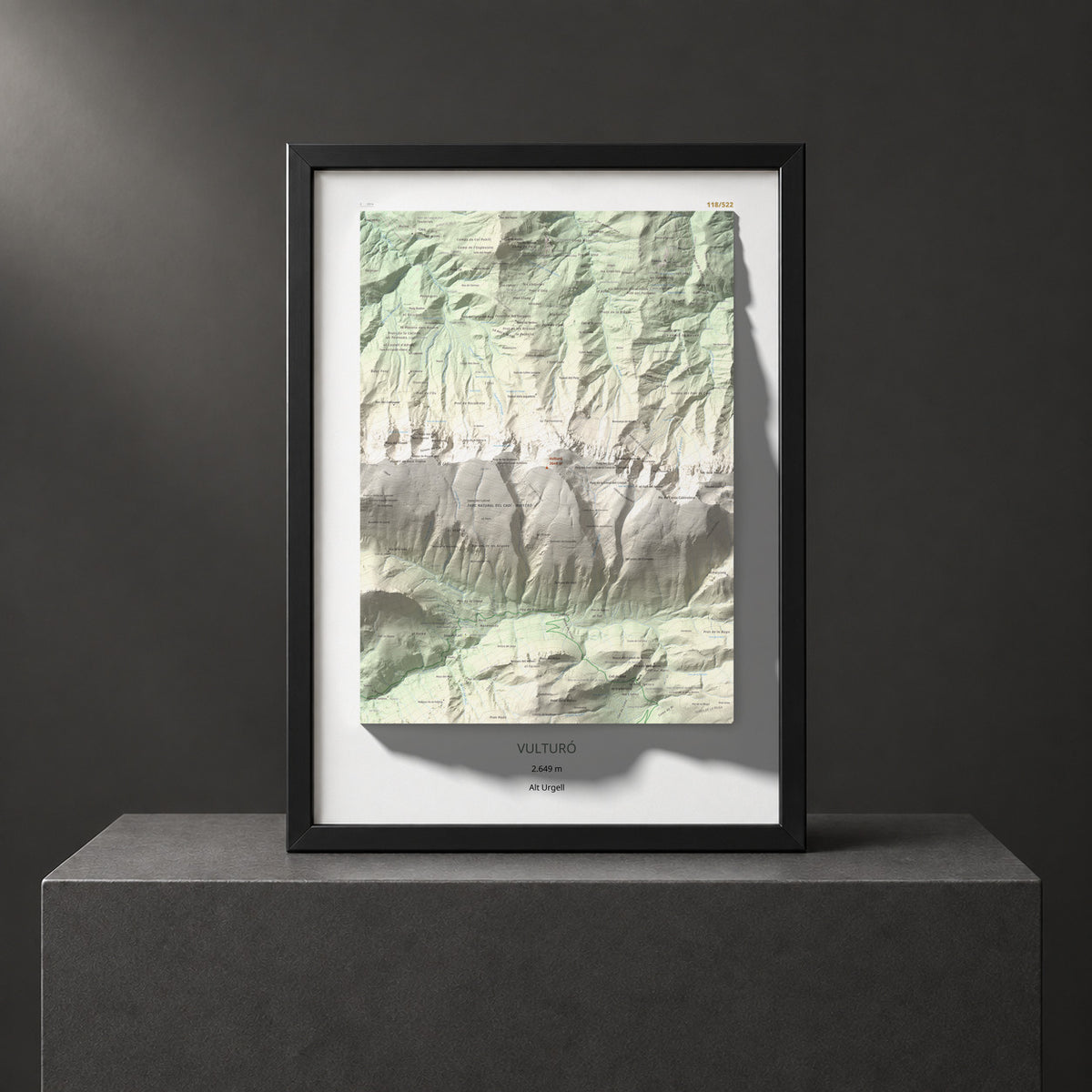 Mapa de relieve de Vulturó, 2649 m, Alt Urgell, lámina 100 Cims de Trobart. Presentación enmarcada. 50 × 70 cm.