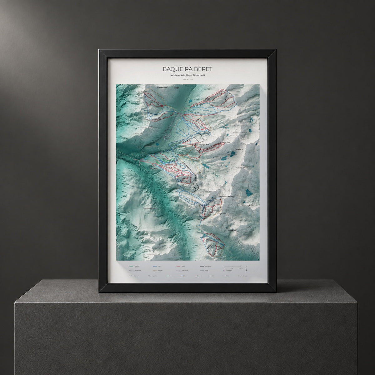Mapa de pistas de Baqueira Beret · Alpina · 50 × 70 cm. Lámina enmarcada en negro sobre un pedestal.