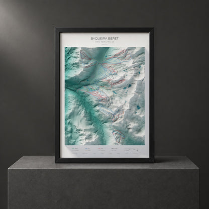 Mapa de pistas de Baqueira Beret · Alpina · 50 × 70 cm. Lámina enmarcada en negro sobre un pedestal.