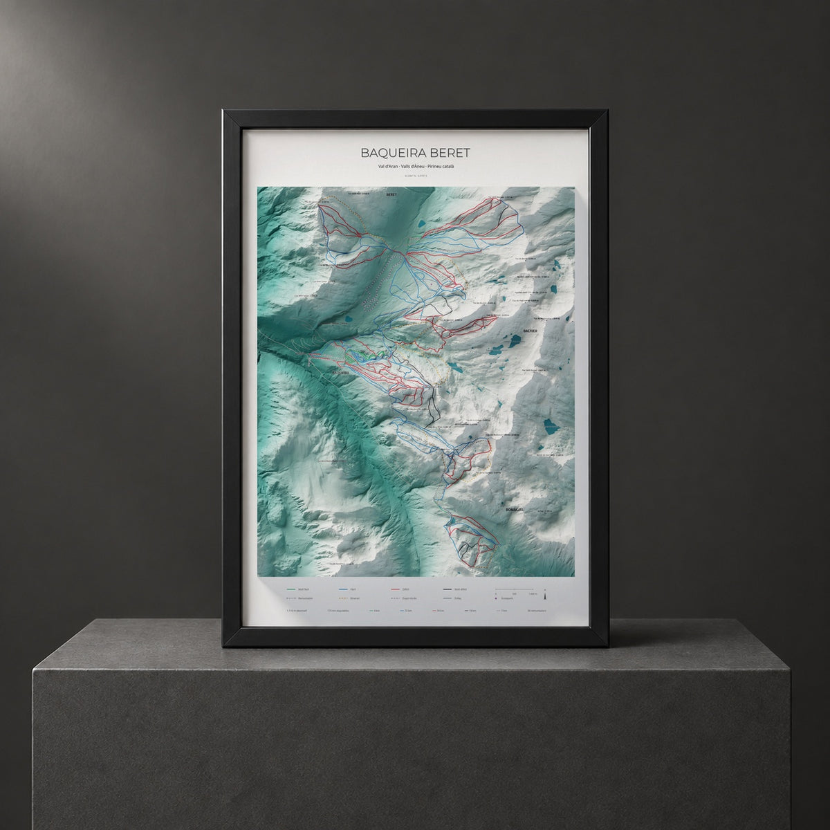 Mapa de pistas de Baqueira Beret · Alpina · 70 × 100 cm. Lámina enmarcada en negro sobre un pedestal.