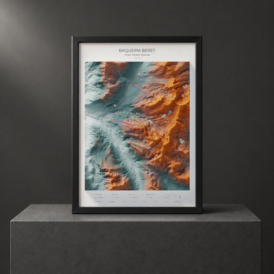Mapa de pistas de Baqueira Beret · Contrastado · 50 × 70 cm. Lámina enmarcada en negro sobre un pedestal.