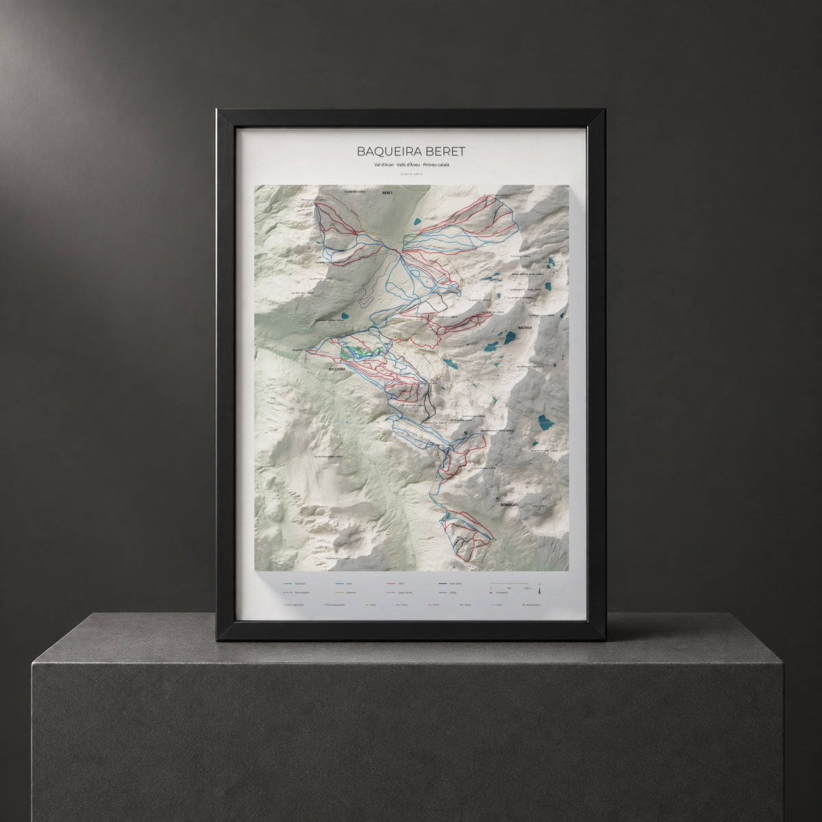 Mapa de pistas de Baqueira Beret · Cartográfico · 50 × 70 cm. Lámina enmarcada en negro sobre un pedestal.