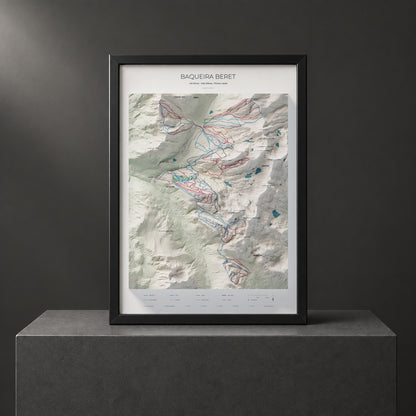 Mapa de pistas de Baqueira Beret · Cartográfico · 50 × 70 cm. Lámina enmarcada en negro sobre un pedestal.