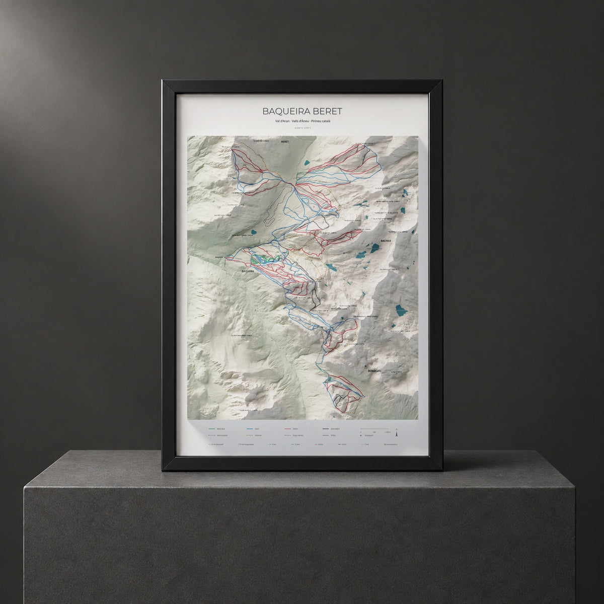 Mapa de pistas de Baqueira Beret · Cartográfico · 70 × 100 cm. Lámina enmarcada en negro sobre un pedestal.