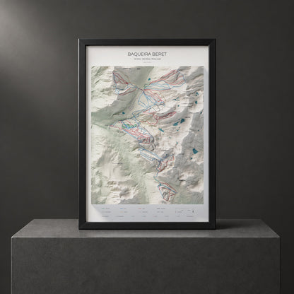 Mapa de pistas de Baqueira Beret · Cartográfico · 70 × 100 cm. Lámina enmarcada en negro sobre un pedestal.