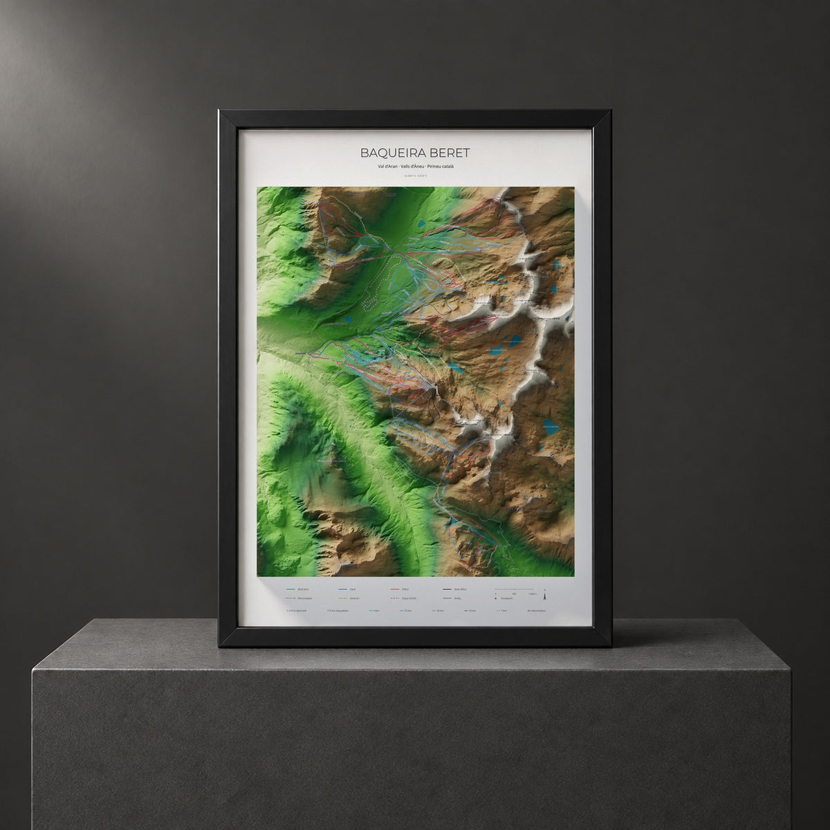 Mapa de pistas de Baqueira Beret · Clásico · 50 × 70 cm. Lámina enmarcada en negro sobre un pedestal.