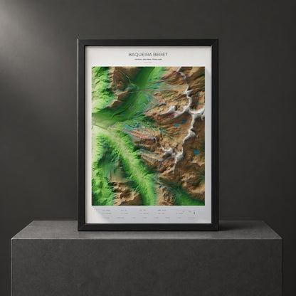 Mapa de pistas de Baqueira Beret · Clásico · 50 × 70 cm. Lámina enmarcada en negro sobre un pedestal.