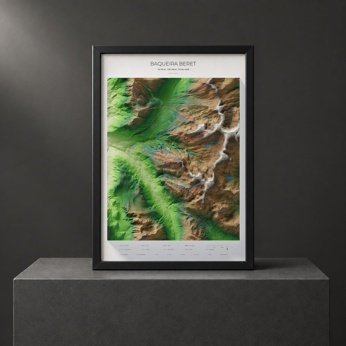 Mapa de pistas de Baqueira Beret · Clásico · 70 × 100 cm. Lámina enmarcada en negro sobre un pedestal.
