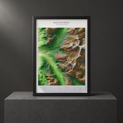 Mapa de pistas de Baqueira Beret · Clásico · 70 × 100 cm. Lámina enmarcada en negro sobre un pedestal.