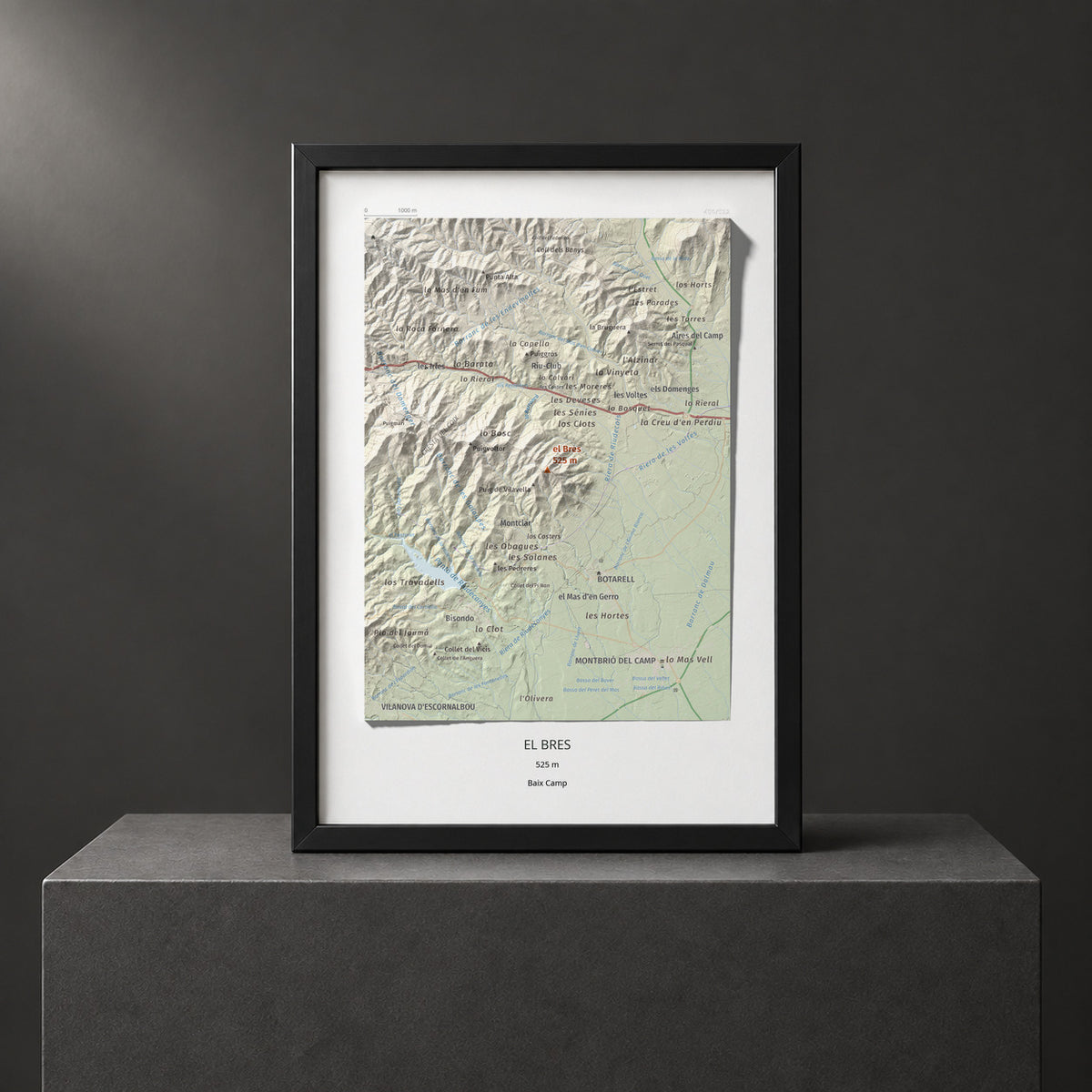 Mapa de relieve del Bres, 525 m, Baix Camp, lámina 100 Cims de Trobart. Presentación enmarcada. 21 × 30 cm.