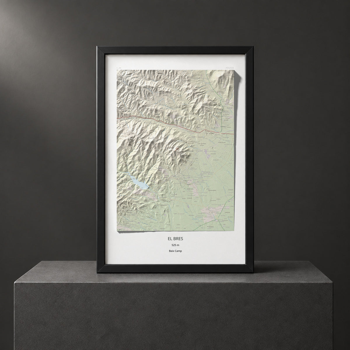 Mapa de relieve del Bres, 525 m, Baix Camp, lámina 100 Cims de Trobart. Presentación enmarcada. 61 × 91 cm.