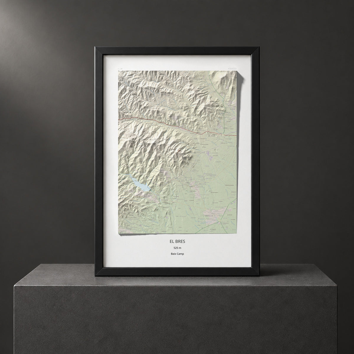 Mapa de relieve del Bres, 525 m, Baix Camp, lámina 100 Cims de Trobart. Presentación enmarcada. 70 × 100 cm.