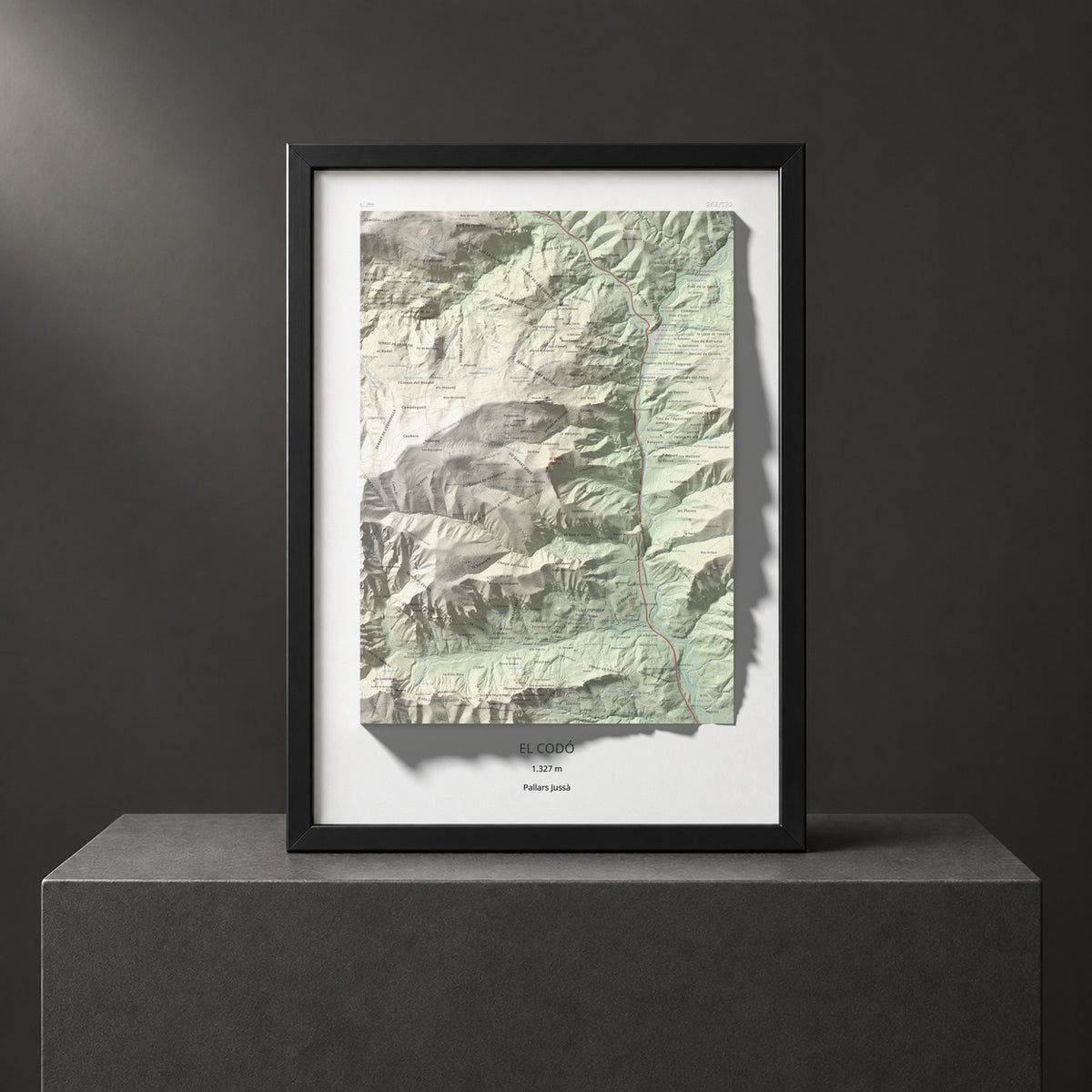 Mapa de relieve del Codó, 1327 m, Pallars Jussà, lámina 100 Cims de Trobart. Presentación enmarcada. 50 × 70 cm.